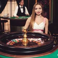 Pengguna mengakses layanan pelanggan superbonus88 melalui ponsel pintar dengan layanan chat live